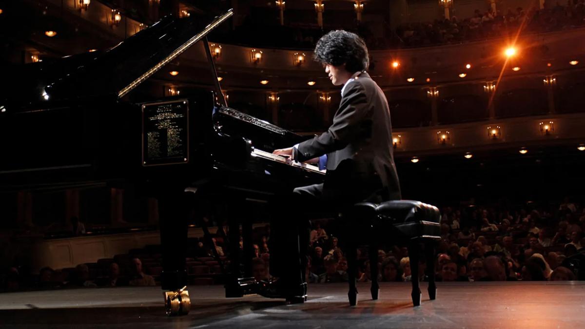 Sean Chen playing the piano on stage