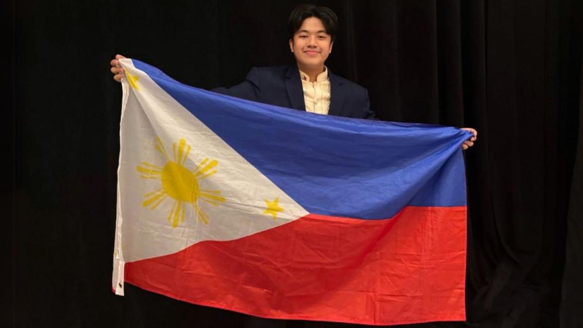 Jan Edrian Ariola with Philippines flag