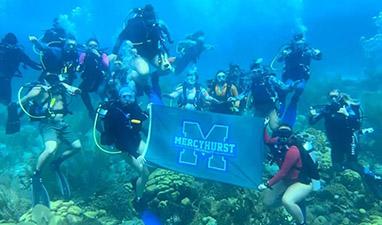 2024 student group photo underwater in Bonaire on Study Abroad trip